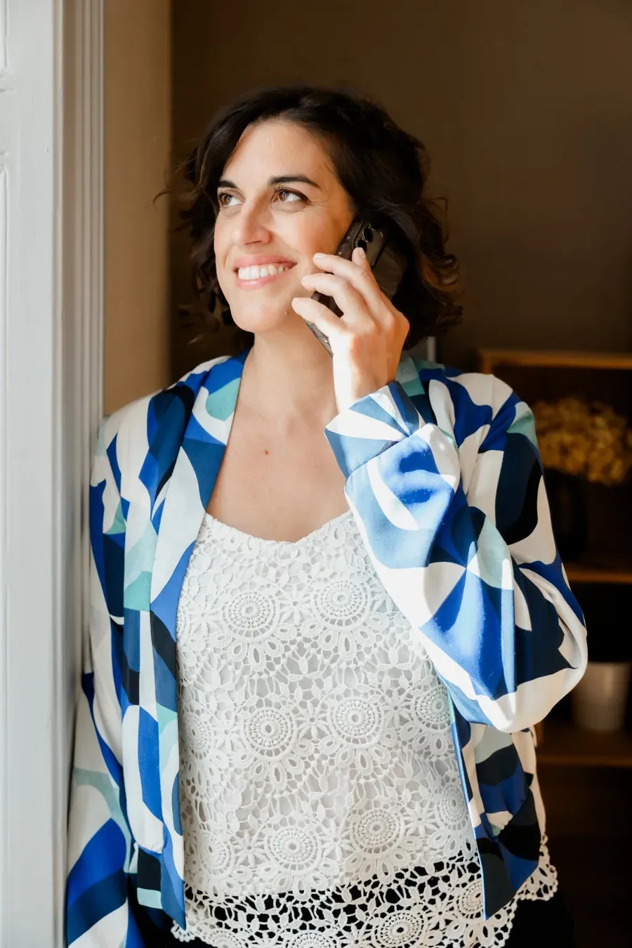 Bahia, fondatrice d’ISSAÏ, au téléphone avec un client
