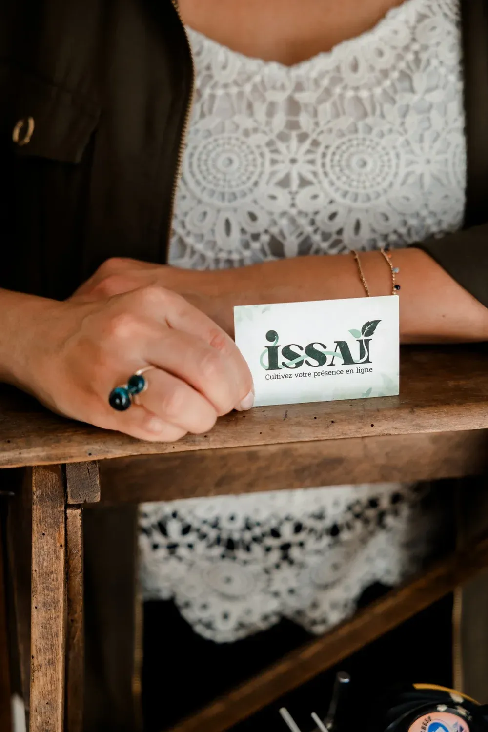 Carte de visite ISSAÏ « Cultivez votre présence en ligne » tenue en main